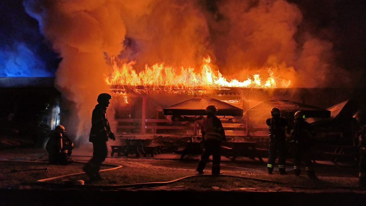 U Ohře v noci hořela dvě vodácká občerstvení